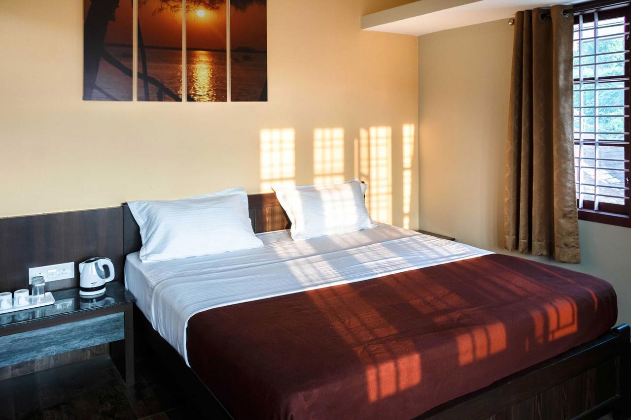Hôtel Karkera Comforts à Madikeri Extérieur photo